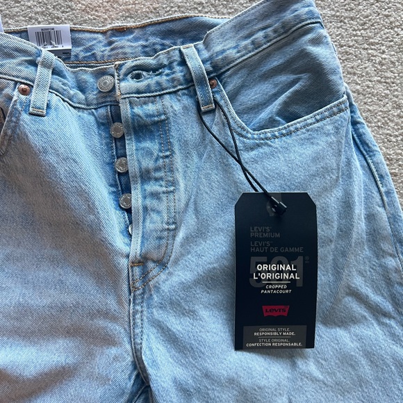 Levi’s 501 Original cropped jeans in light blue. 28x26 - Picture 3 of 6